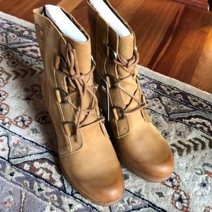 NWT Joan of Arctic Camel Brown Wedge